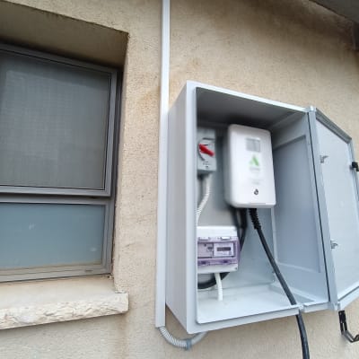 ארון חשמל מותקן על קיר חיצוני ליד חלון