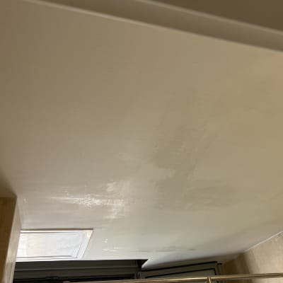 תקרה עם גימור גבס חלק ומבריק