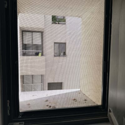 מסגרת אלומיניום לחלון עם רשת