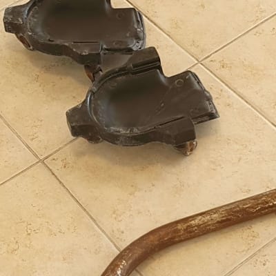 בקבוק חומר ניקוי ירוק על רצפה