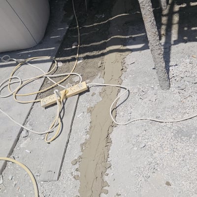 אתר בנייה עם כבלים וכלי עבודה