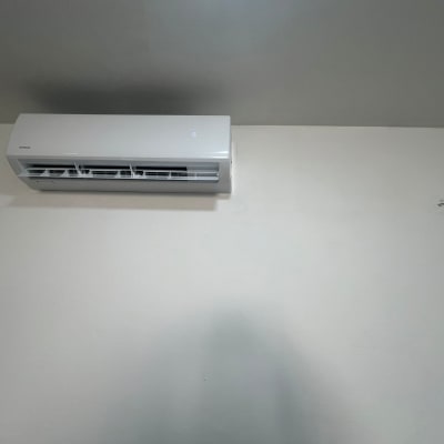 יחידת מיזוג אוויר מותקנת על קיר לבן