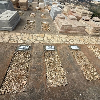 קברים ואבנים בבית עלמין