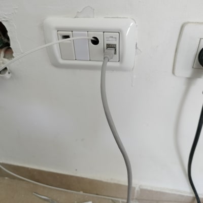 שקע רשת עם כבל מחובר לקיר