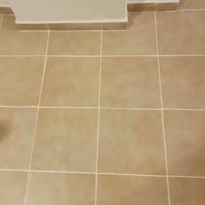 רצפת אריחים חומה עם קווי רובה לבנים