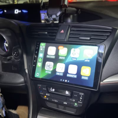 מערכת מולטימדיה ברכב עם מסך מגע ותצוגת אפליקציות