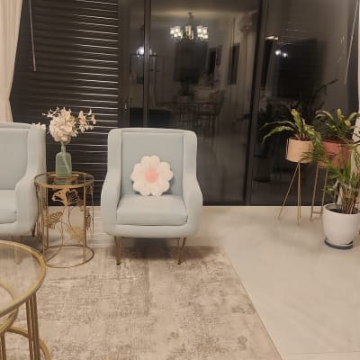 תריסים סגורים על חלון זכוכית גדול