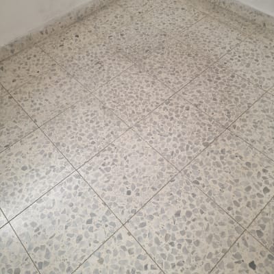 ריצוף טרצו נקי ומבריק בדירה לאחר עבודת פוליש