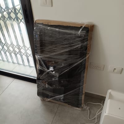 חפץ עטוף בניילון ליד דלת זכוכית