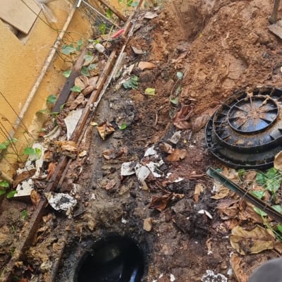 בור פתוח עם מכסה פלסטיק שחור לידו