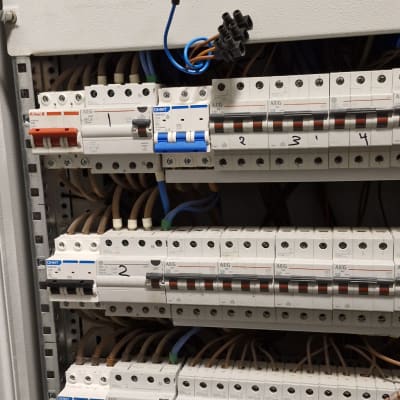 לוח חשמל עם מפסקים וחוטים חשמליים