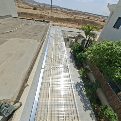 פרגולת אלומיניום תלויה עם קירוי סנטף שקוף