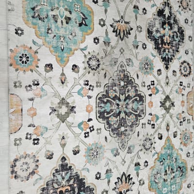 שטיח עם דוגמאות פרחוניות בצבעים שונים