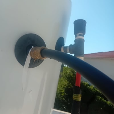 צינור מחובר לדוד שמש על גג