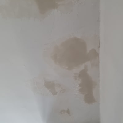 כתמי רטיבות על תקרה לבנה