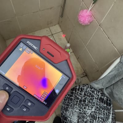 תמונה של מצלמה תרמית בשימוש בחדר אמבטיה