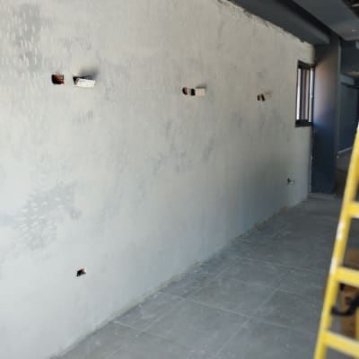 קיר צבוע בלבן עם סימני מברשת