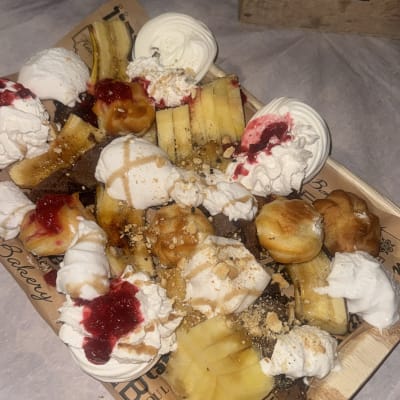 מגש קינוחים עם קצפת ופירות על שולחן