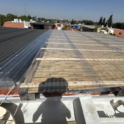 גג עץ מכוסה בלוחות פלסטיק שקופים