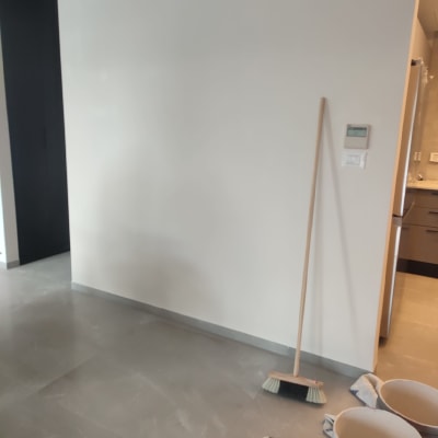 קיר צבוע, מטאטא ודלי על הרצפה