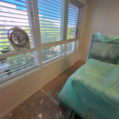 חדר עם חלונות, ריצוף מכוסה, הכנה לצביעה