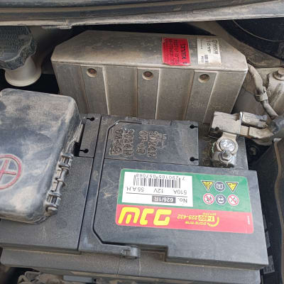 מצבר רכב עם כבלים ותוויות אזהרה