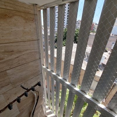 רשת מתכת מותקנת למניעת כניסת יונים במרפסת