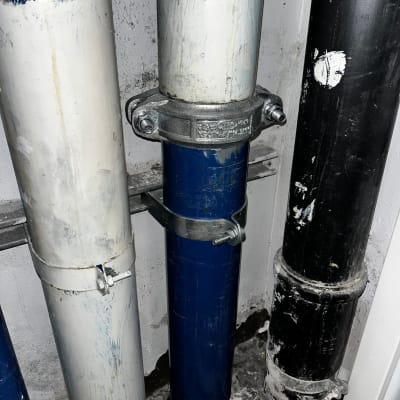 צינורות מתכת מותקנים בקיר