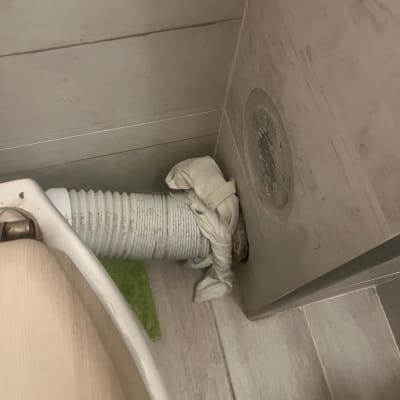 צינור מחובר לקיר בחדר אמבטיה