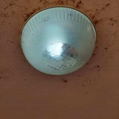 מנורת תקרה עגולה על קיר ורוד