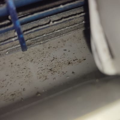 פנים של מזגן עם לכלוך ואבק