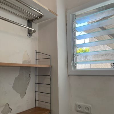 קיר גבס עם מדפים ומתלה מתכת