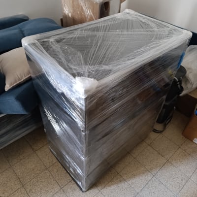 רהיטים עטופים בניילון לקראת מעבר דירה