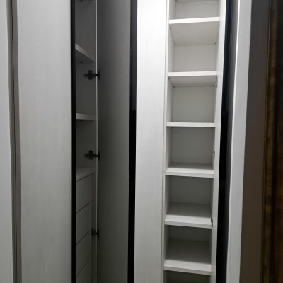 ארון מדפים פתוח עם דלתות לבנות