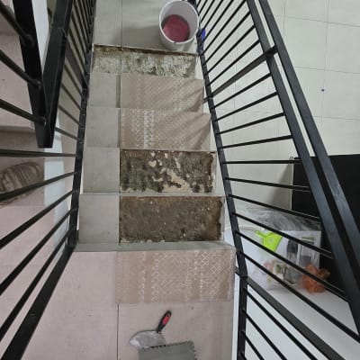 תמונה של מדרגות עם כלי עבודה ושיפוץ