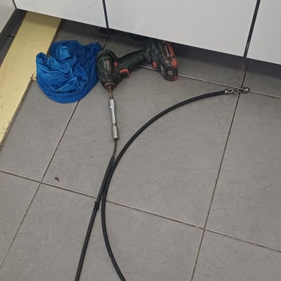 כלי עבודה וצינור על רצפה, כנראה בתחום האינסטלציה