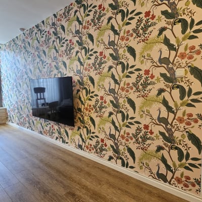 טפט עם דוגמאות של טווסים ופרחים צבעוניים