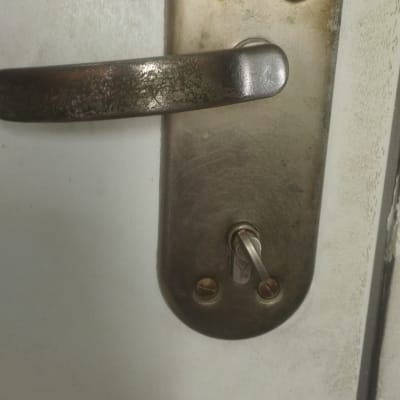 ידית דלת עם מנעול ומפתח