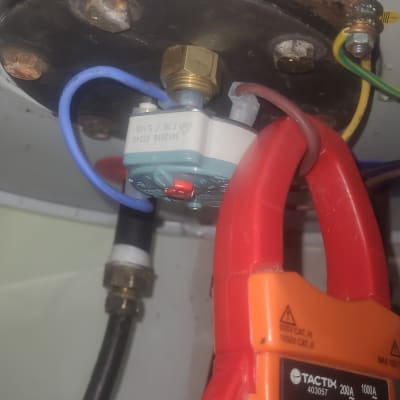 חיבורי חשמל וצנרת בדוד שמש