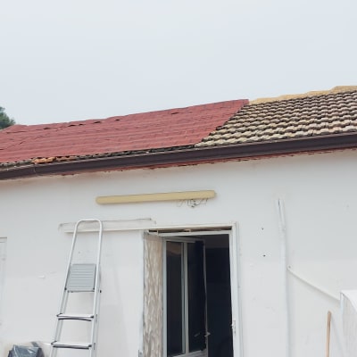 גג עם רעפים אדומים וחומים, סולם צמוד לקיר