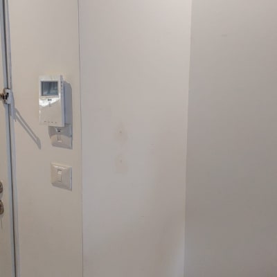 קיר גבס עם סימני לכלוך ותרמוסטט מותקן