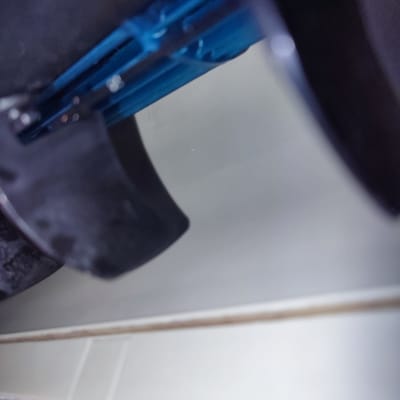 חלק פנימי של מזגן עם רכיבים כחולים ושחורים