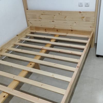 מיטה מעץ לא גמורה עם מסגרת ומסגרת ראש
