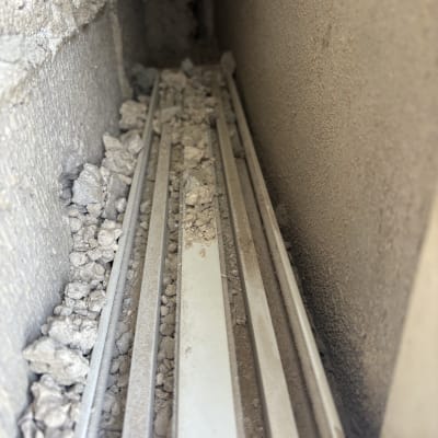 אבק ולכלוך בין קירות עם פסי מתכת