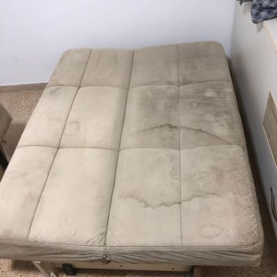 ספה עם כתמים לפני ניקוי