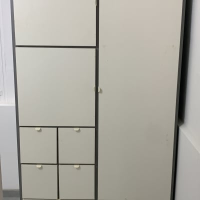 ארון לבן עם דלתות ומגירות