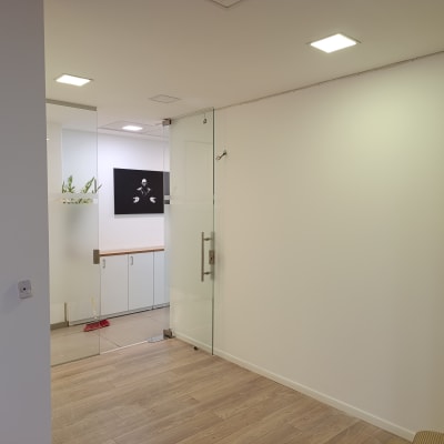 קיר צבוע עם תמונה תלויה ומטאטא בפינה