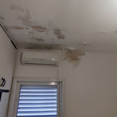 תקרה עם כתמי רטיבות מעל מזגן