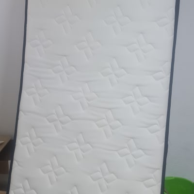 מזרן לבן על מסגרת עץ בחדר