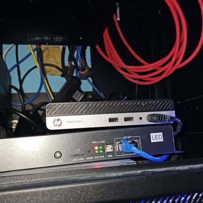 ציוד טכנולוגי עם כבלים ומתגים בארון תקשורת.